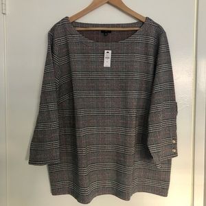 Pearl button cuff top w/three-quarter sleeves